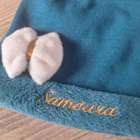 Bonnet Pompon  et petit nœud - prénom brodé en tissu Polaire alpine personnalisable avec prénom brodé - Oeko-Tex